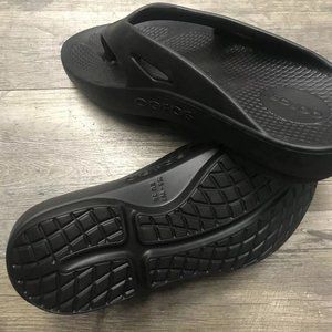 Comfortable OOFOS foam sandals, women size 7, Mens size 5